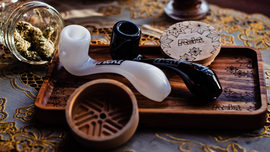 Bongs Vs Pipes - Which Glass Piece Is Right For You?